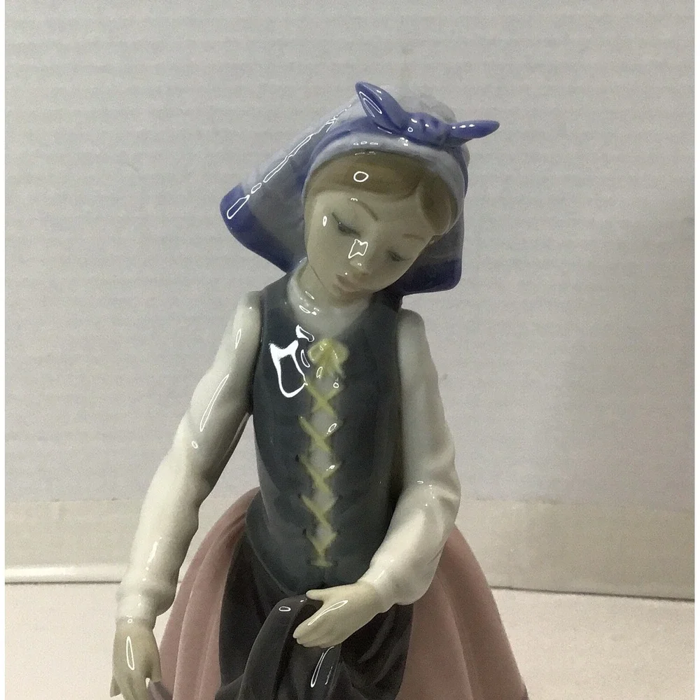LLADRO Retired Porcelain Josefa‎ Feeding Duck Number 5201 Pink Gray Blue READ